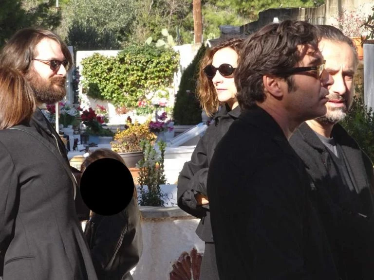 Αυτήν την ώρα το τελευταίο αντίο στον Τζίμη Πανούση